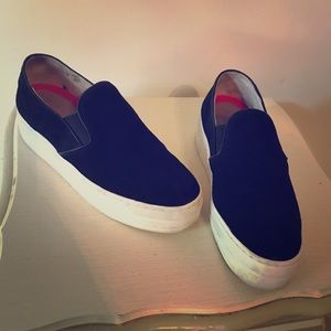 Pre-loved size 9 casual, comfortable sneakers